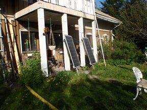 Aurinkopaneeja talon edessä